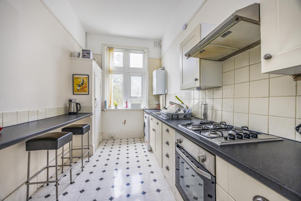 Lot: 101 - SUBSTANTIAL SEMI-DETACHED VICTORIAN DWELLING WITH ADDITIONAL INVESTMENT INCOME - Kitchen of first floor flat